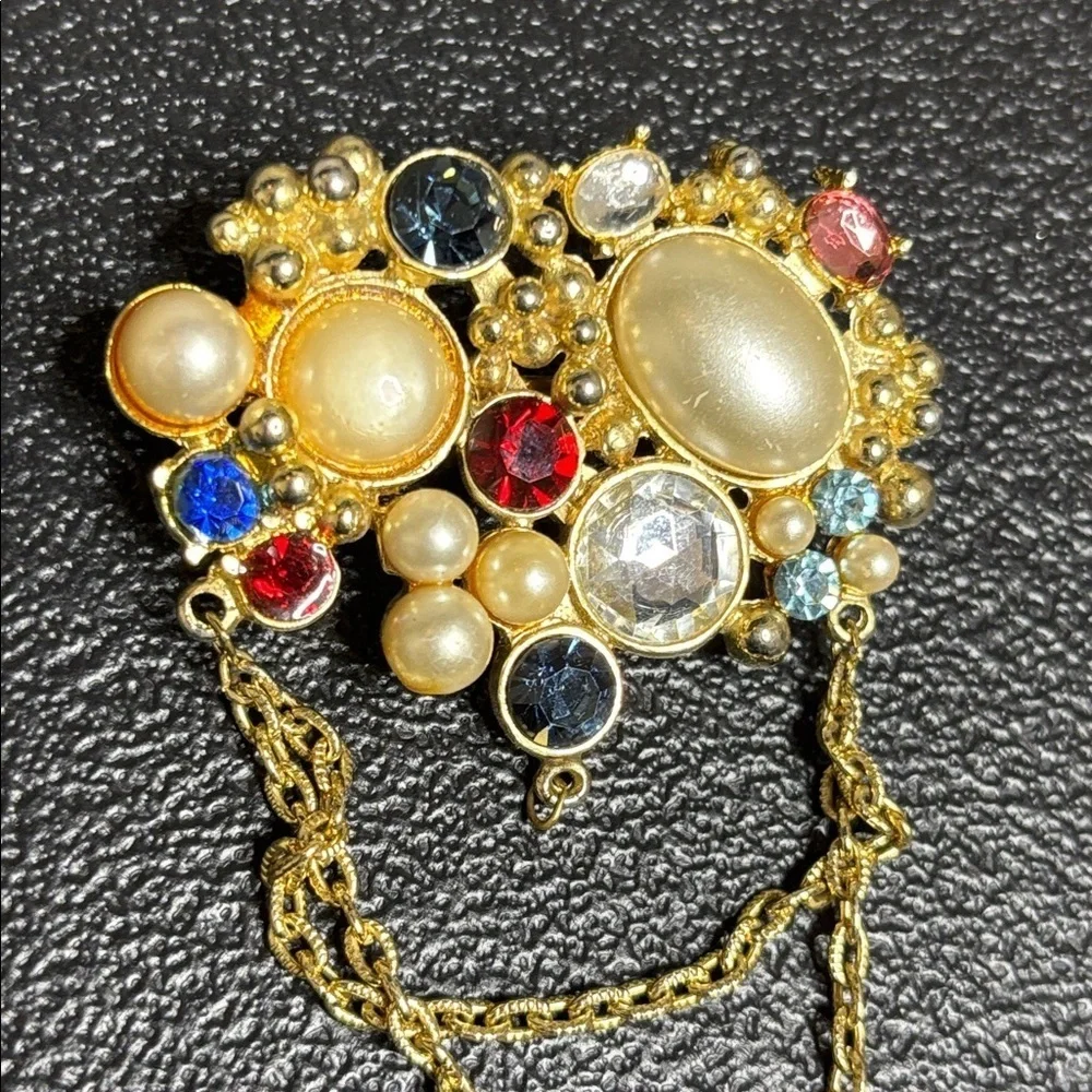 Elegant Gold and Multicolor Gemstone Brooch